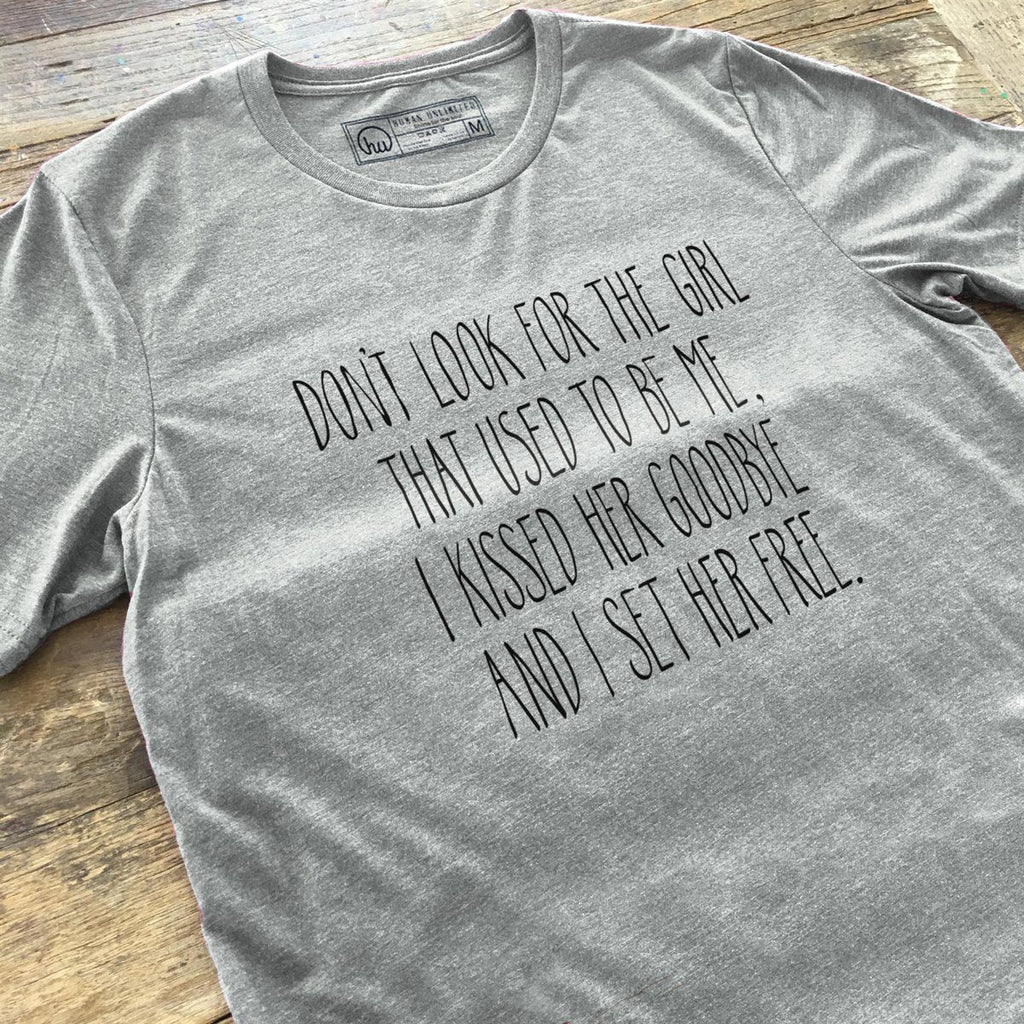 T-shirt - Don't Look For The Girl That Used To Be Me - Unisex