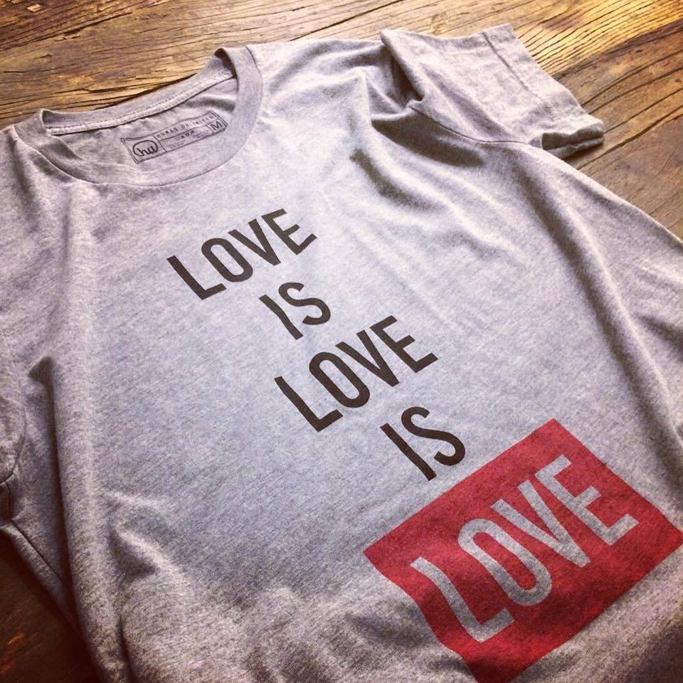 T-shirt-m - Love Is Love Is Love Shirt - Unisex